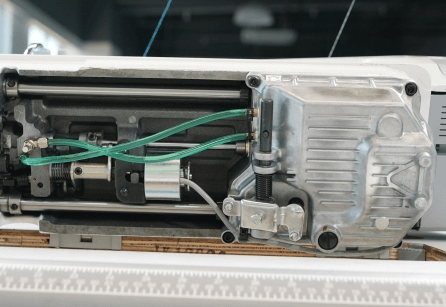 Комп’ютеризована одноголкова швейна машина Jack A5E-A човникового стібка з україномовним голосовим меню