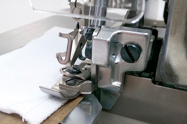 Оверлок Juki MO6714DABE644H/G39/Q141 з пристосуванням для настрочування тасьми та утопленою стільницею